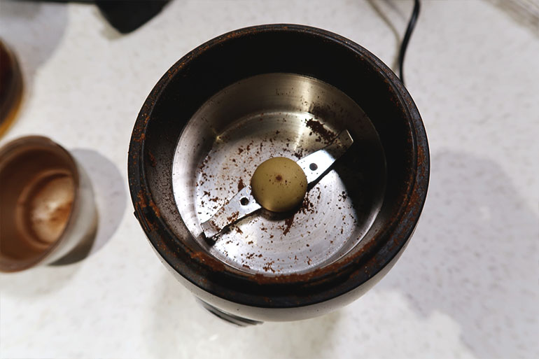 clean blade coffee grinder